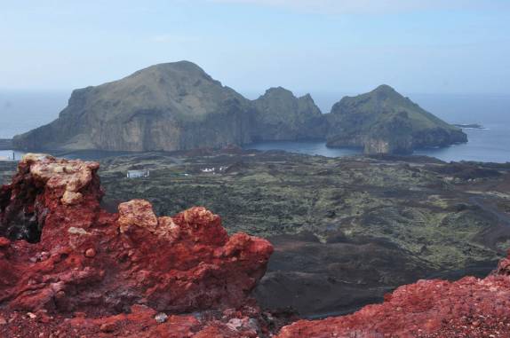 A ilha de Heimaey, no sul da Islândia, vista do alto do vulcão Eldfell